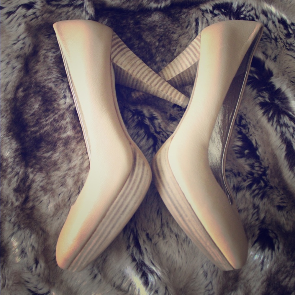Banana Republic Nude Leather Pumps